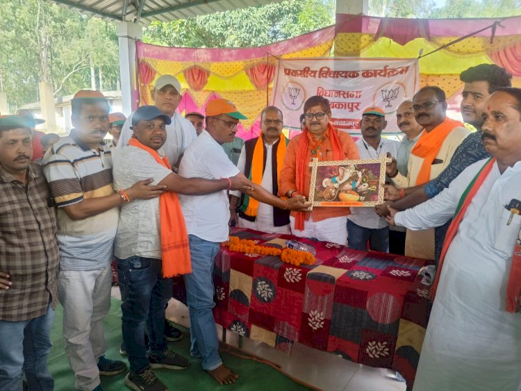 धनबाद झारखंड के भाजपा विधायक राज सिन्हा ने लखनपुर लटोरी में कार्यकर्ताओं की ली बैठक