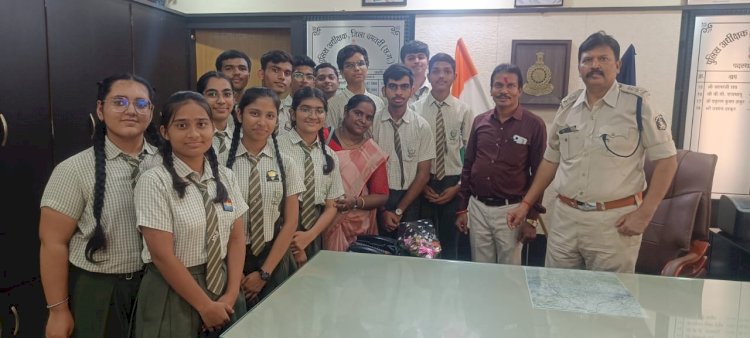 डीपीएस. स्कूल धमतरी के तहत छात्र/छात्राओं ने थाना अर्जुनी का किया भ्रमण एवं सभी अधिकारी कर्मचारियों को बांधी राखी...
