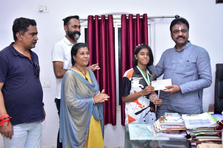 संसदीय सचिव रेखचंद जैन के प्रयासों से मार्शल आर्ट खिलाड़ी तनुप्रिया को मिली तीन लाख की प्रोत्साहन राशि...