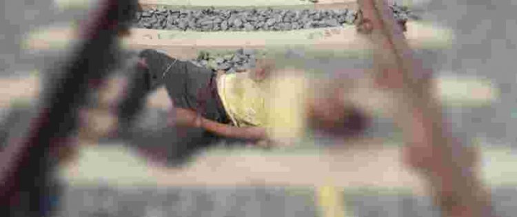 CG NEWS : रेलवे पटरी पर खून से लथपथ मिली युवक की लाश…हत्या कर लाश को फेंकने की आशंका, जांच में जुटी पुलिस