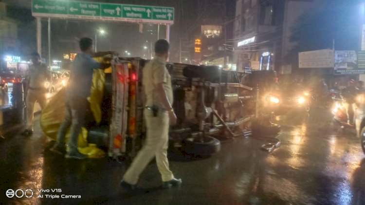 समान से भरी अनियंत्रित गाड़ी पलटी, सिविल लाइन पुलिस की टीम मौके पर.........