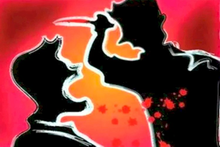 CG CRIME NEWS : सड़क किनारे खून से लथपथ मिली युवक का शव...कनपटी पर मिले गोली के निशान...शव के पास पिस्टल और मोबाइल बरामद... जांच में जुटी पुलिस..