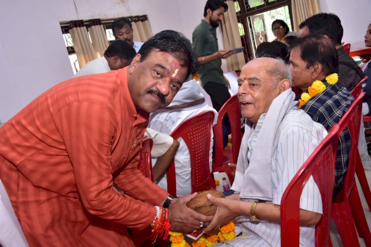 शिक्षकों को साल - फल भेंट कर किया गया सम्मानित...