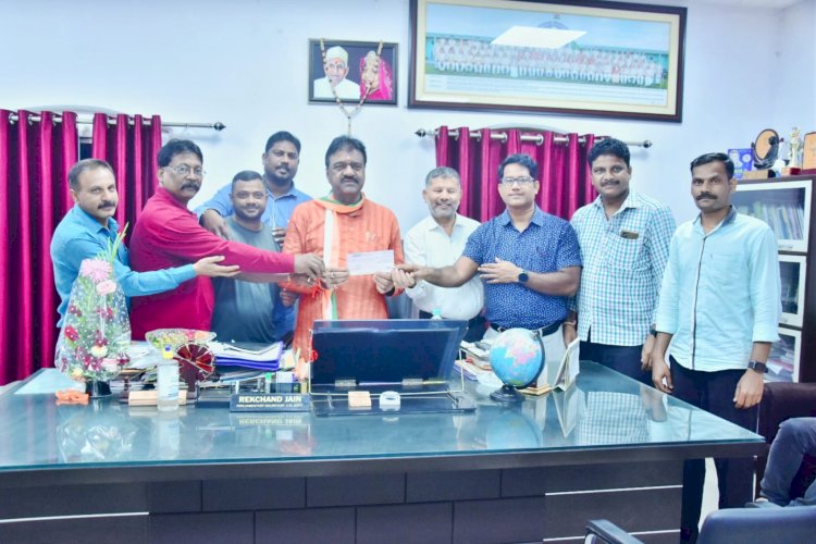 विधायक जैन ने फुटबाल संघ को सौंपा चार लाख का चेक...