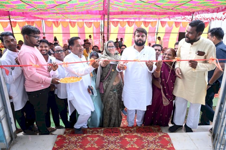 CG:गांवो का विकास और किसानो की समृद्धि प्रदेश सरकार की पहली प्राथमिकता: विधायक आशीष छाबड़ा.... नवनिर्मित किसान कुटीर भवन निर्माण 13.11 लाख़ रुपए की सौगात सहित का 22 लाख़ रुपए की विकास कार्य की घोषणा