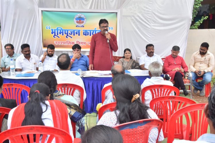 संसदीय सचिव रेखचंद जैन ने निगम पदाधिकारियों के साथ शहर के दो वार्डो में 70 लाख से अधिक के कार्यों का भूमि - पूजन किया...