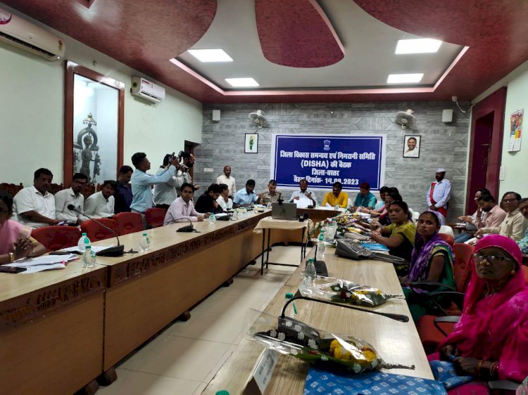 सभी योजनाओं का बेहतर क्रियान्वयन कर हितग्राहियों को लाभान्वित करें - सांसद दीपक बैज