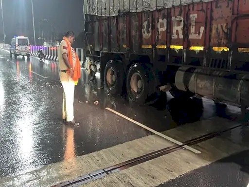 CG ACCIDENT NEWS : फ्लाई ओवर पर तेज रफ़्तार स्कूटर सवार ट्रक के पीछे जा घुसा, मौके पर दर्दनाक मौत......