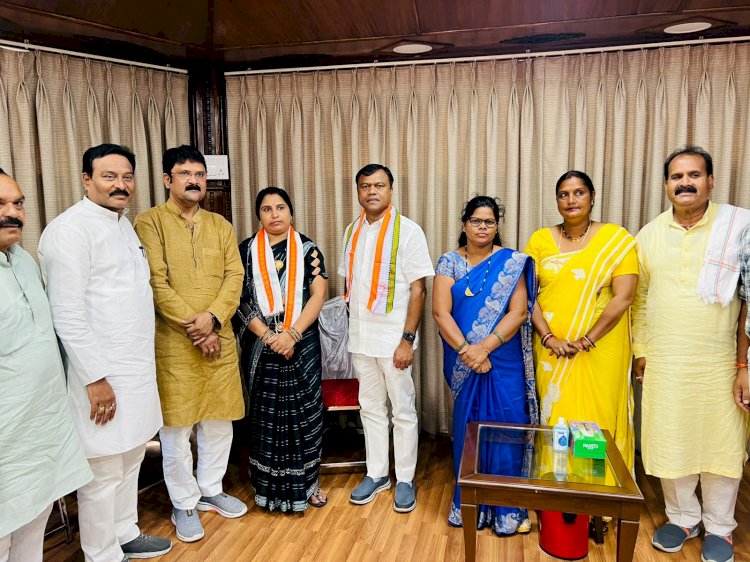 CG रायगढ़ जिला की वार्ड 34 से बीजेपी पार्षद पुष्पा निरंजन साहू ने कांग्रेस की रीति नीति से प्रभावित होकर भाजपा छोड़कर कॉंग्रेस पार्टी अपनाया..