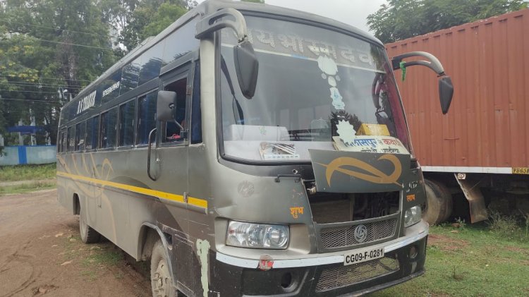 कलेक्टर के निर्देश पर हुई बड़ी कार्यवाही:

हरिनाला में लापरवाही पूर्वक पानी से भरे पूल को पार कराने पर जय भोरमदेव बस जब्त,चालक का ड्राइविंग लाइसेंस तत्काल प्रभाव से 3 माह के लिए  निलंबित


मोटरयान अधिनियम के तहत परमिट शर्तो का उलंघन करने पर बस को जप्त कर कवर्धा थाना परिसर में सुरक्षित खड़ा किया गया ।