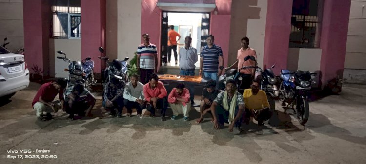 थाना कुकदुर पुलिस टीम ने की जुआरियों के विरूध्द कार्यवाही।
छापे मार कार्यवाही करते हुए दमगढ जंगल में जुआ खेलते 09 जुआडियों को रंगे हाथ पकडा गया।
जुआडियों से 52 पत्ती तास एवं नगदी रकम 5,500/रू, 7 नग एण्ड्राईड मोबाईल, 05 नग मोटर सायकल, कुल जुमला किमती 2,40,500 / रू. पुलिस ने किया जप्त।