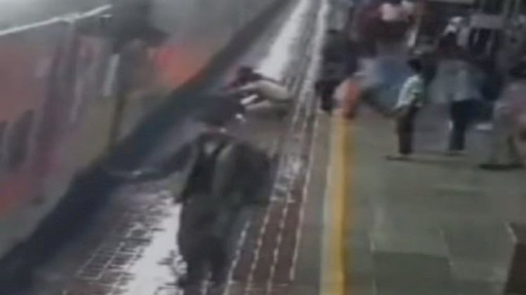 VIRAL VIDEO : चलती ट्रेन में चढ़ने लगी लड़की, तभी फस गया पैर, मगर फरिश्ता बनकर आ गया आरपीएफ कांस्टेबल और फिर जो हुआ,देखे वीडियो......