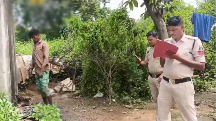 CG Crime News : सोते रहे घर के लोग,आंगन में छोटे बेटे की फंदे पर लटकती मिली लाश, मचा हड़कंप, जांच में जुटी पुलिस...