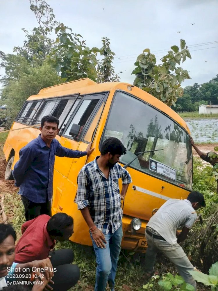 CG ACCIDENT ब्रेकिंग : बच्चों से भरी स्कूल बस हुई हादसे की शिकार, मची अफरा-तफरी, स्कूल से लौटते वक्त हुआ ये हादसा....