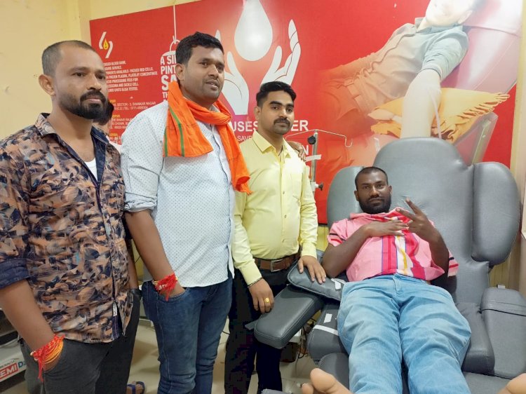 CG छत्रपति शिवा महाराज रक्तवीर मंच के प्रदेश अध्यक्ष माधव राम साहू के जन्मदिवस पर जितेन्द्र साहू ने किया 32 वा रक्तदान...