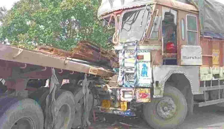 CG Road Accident : भीषण सड़क हादसा... 2 ट्रकों के बीच जबरदस्त भिड़ंत, उड़े परखच्चे, ड्राइवर की मौके पर हुई मौत, 2 घायल.........