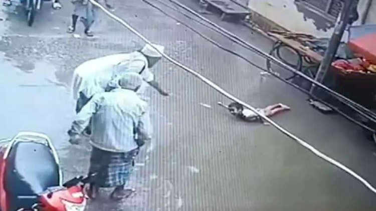 VIRAL VIDEO: सड़क पर भरे पानी में उतरते ही करंट की चपेट में आया बच्चा,तमाशा देखते रहे लोग,फिर जो हुआ देखिये वीडियो...........