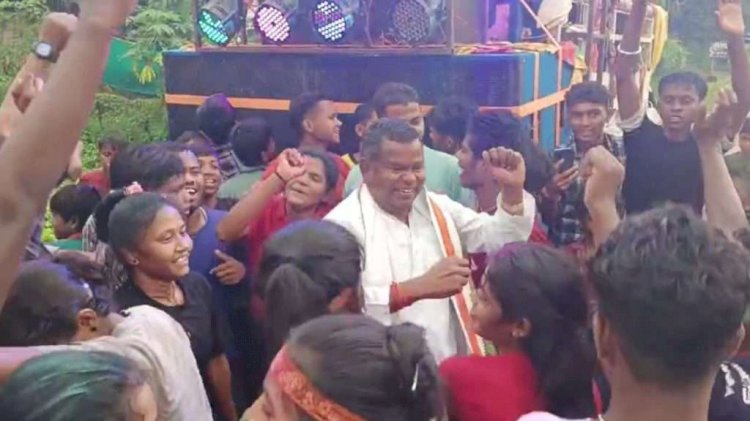 CG- मंत्री कवासी लखमा डांस VIDEO:
गणेश विसर्जन के दौरान CG के आबकारी मंत्री ने में बच्चों के संग लगाए ठुमके...मंत्री कवासी लखमा ने दिल खोलकर किया डांस...देखें VIDEO में आबकारी मंत्री का दिलचस्प अंदाज…