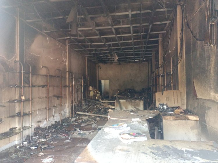 CG Fire ब्रेकिंग : शराब दुकान में लगी भीषण आग, लाखों की शराब जलकर खाक ,देखिये वीडियो....