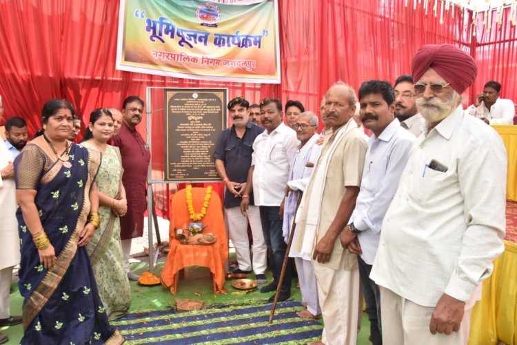 संसदीय सचिव रेखचंद जैन एवं महापौर सफीरा साहू ने गंगानगर वार्ड में 35 लाख रुपए से अधिक के विकास कार्यों का भूमिपूजन किया...