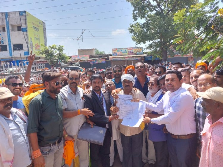 नगरी पिछड़ा वर्ग कल्याण संघ द्वारा आरक्षण को लेकर नगरी ब्लाक मुख्यालय किया गया बंद...अपनी मांगों को लेकर तहसीलदार को ज्ञापन सोपा...
