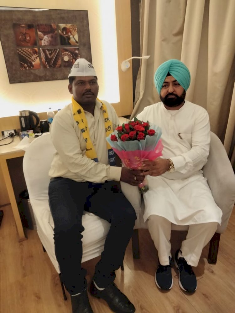 केजरीवाल सरकार के विकास के दिल्ली मॉडल से प्रभावित होकर जिला संयोजक पंचायत प्रकोष्ठ भाजपा एवम निषाद समाज के मुख्या दुर्गा लाल केवंट ‘आप’ के परिवार में शामिल हुए...
