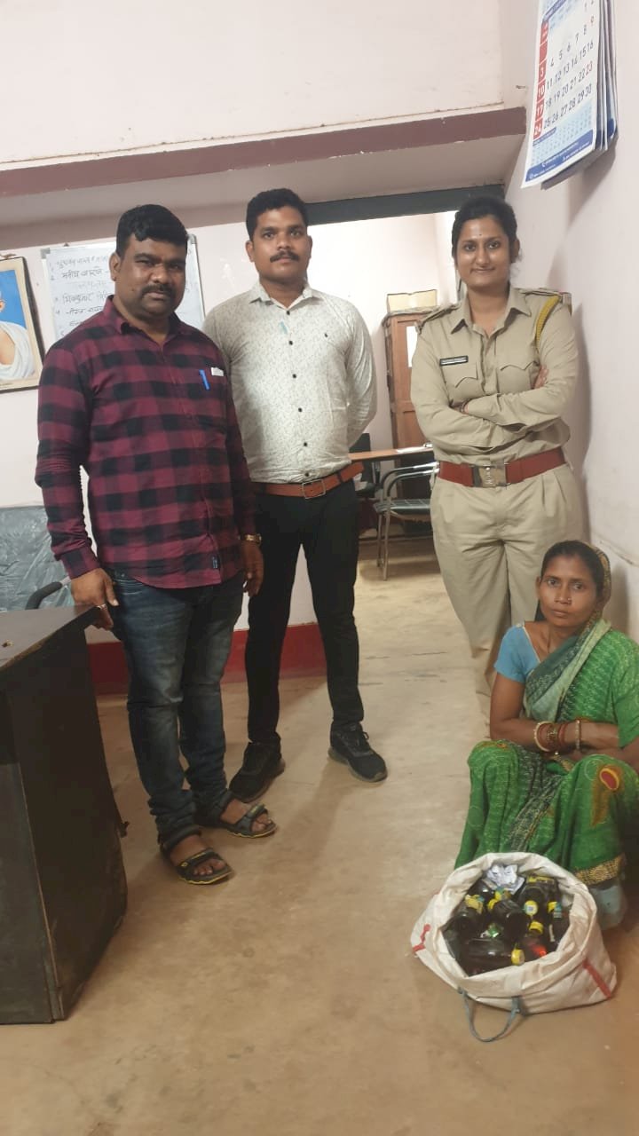 CG:बेमेतरा आबकारी विभाग की कार्यवाही... 35पौवा.अवैध शराब के साथ एक महिला गिरफ्तार.... चंदनू थाना क्षेत्र के अंतर्गत केशला का मामला..आबकारी विभाग वृत नवागढ़ निवेदिता मिश्रा के नेतृत्व में कार्यवाही
