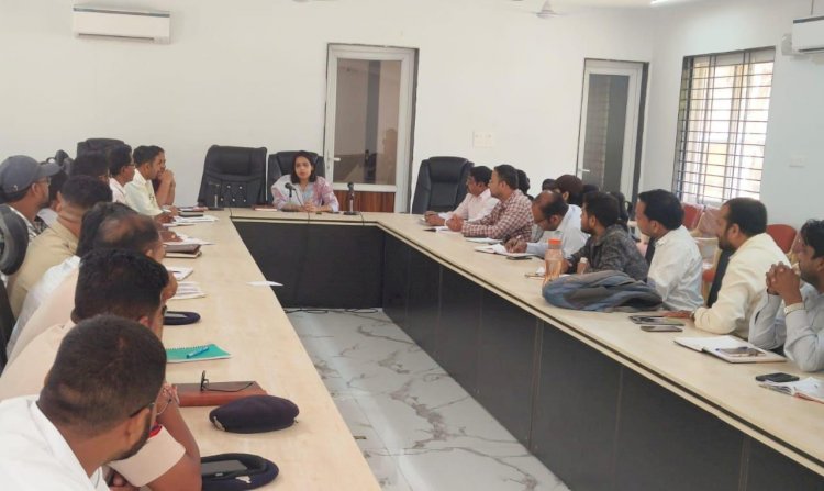CG:रिटर्निग ऑफिसर ने ली एसएसटी एवं एफएसटी की बैठक ...अपनी जवाबदारी एवं भूमिका का कुशल निर्वहन करें : सुरुचि सिंह IAS एसडीएम बेमेतरा