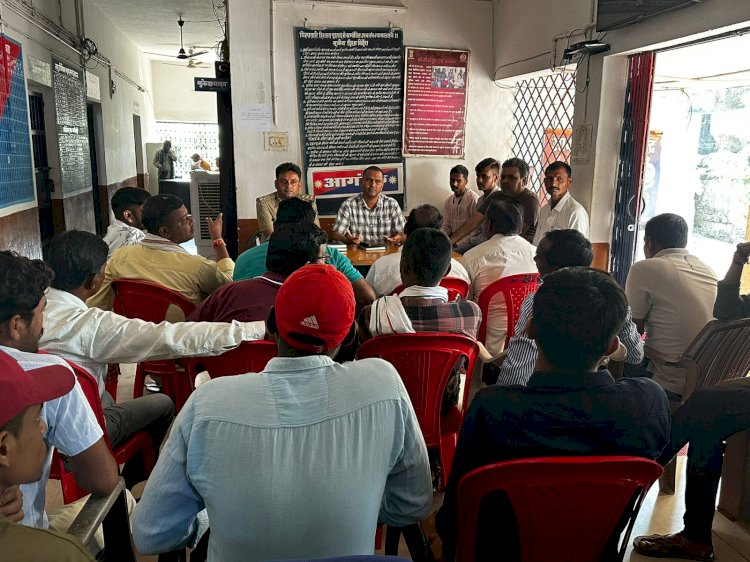CG:थाना साजा परिसर में ली दुर्गा उत्सव समितियों एवं डीजे संचालको की बैठक...ग्राम कोटवारों की ली गई बैठक... आगामी विधान सभा चुनाव के मद्देनजर, आदर्श आचार संहिता का कडाई से पालन करने के दिये निर्देश..इस अवसर पर सुभाष शुक्ला तहसीलदार साजा..टीआई मुकेश यादव