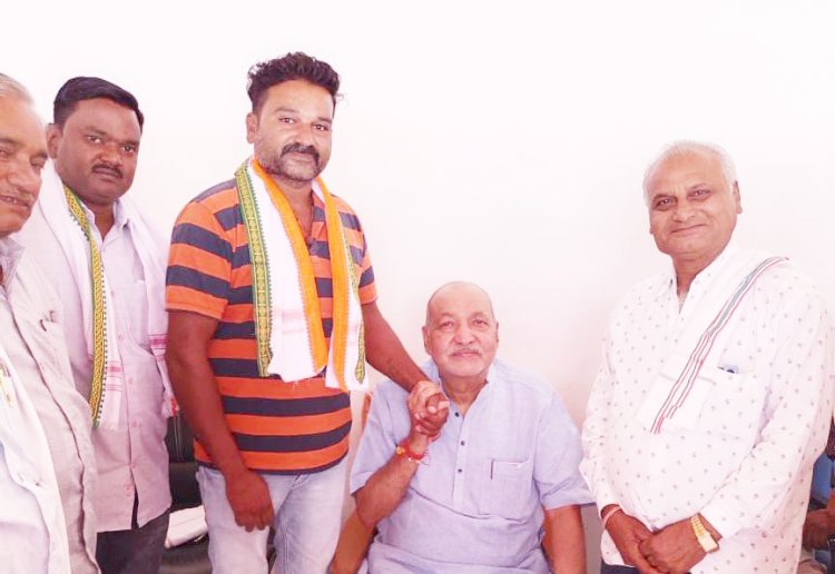 CG:ग्राम पंचायत कांचरी उपसरपंच ने किये कांग्रेस प्रवेश..रवींद्र चौबे ने गमछा पहनाकर करवाये प्रवेश