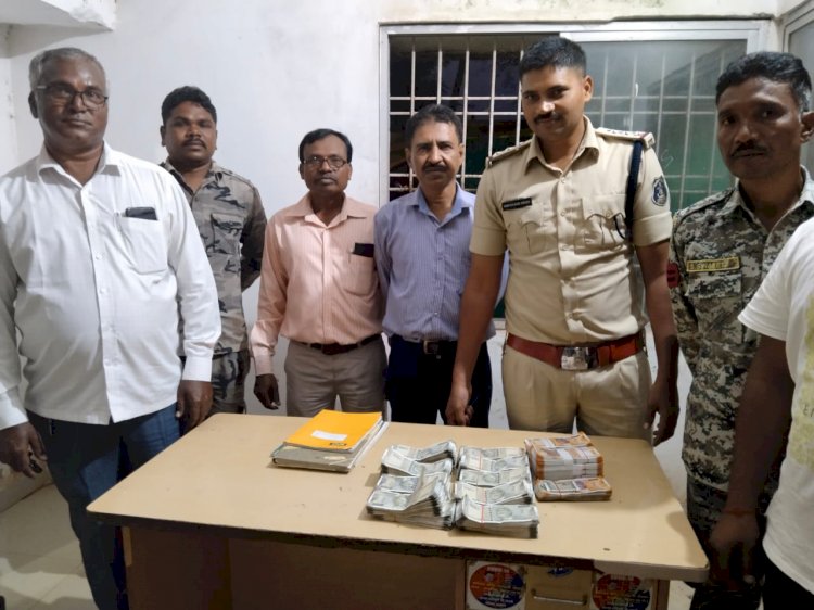 धनपुंजी नाका पर नगरनार पुलिस के द्वारा चेकिंग के दौरान दोनो निवासी कोरापुट के कब्जे से तलाशी के दौरान पालीथीन बैग में 500 के 18 बंडल 200 के 11 बंडल 500 के 04 नोट व 50 रुपए के 01 नोट कुल 11 लाख 22 हजार 50 रुपए बरामद किया गया...
