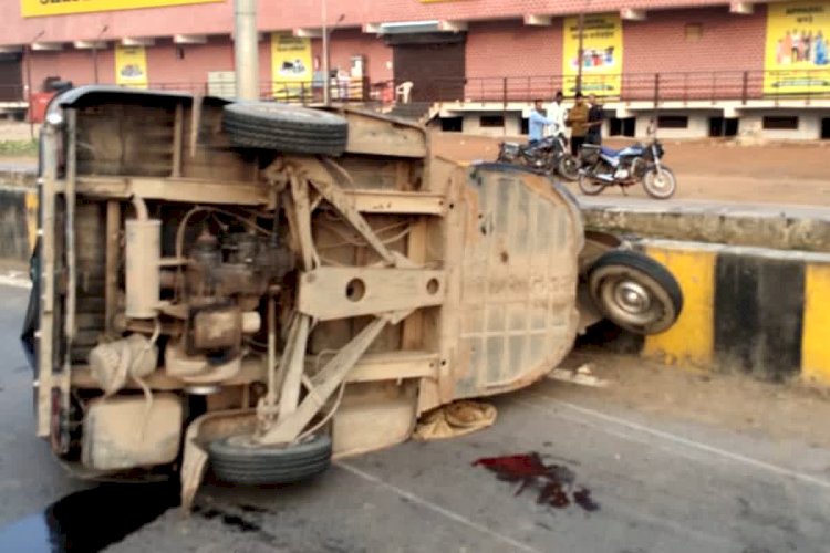 CG Accident ब्रेकिंग : डोंगरगढ़ बम्लेश्वरी माता के दर्शन करने जा रहे श्रद्धालुओं से भरी ऑटो पलटी, एक की मौत, कई घायल.....