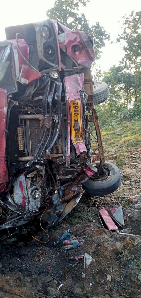 CG Accident ब्रेकिंग : यात्रियों से भरी बस हुई हादसे का शिकार, हर तरफ मची चीख पुकार,4 की मौत 35 से ज़्यादा घायल, देखें वीडियो.....