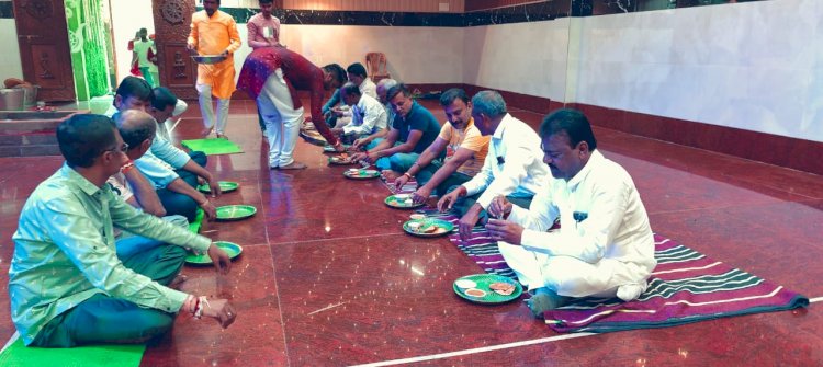 माता का आशीर्वाद लेकर भंडारा में शामिल हुए जैन...