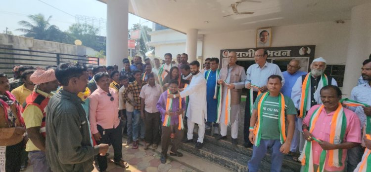 जिला कांग्रेस कमेटी अध्यक्ष सुशील मौर्य के समक्ष जमावड़ा 2 के सरपंच सहित 32 लोगो ने किया कांग्रेस प्रवेश...