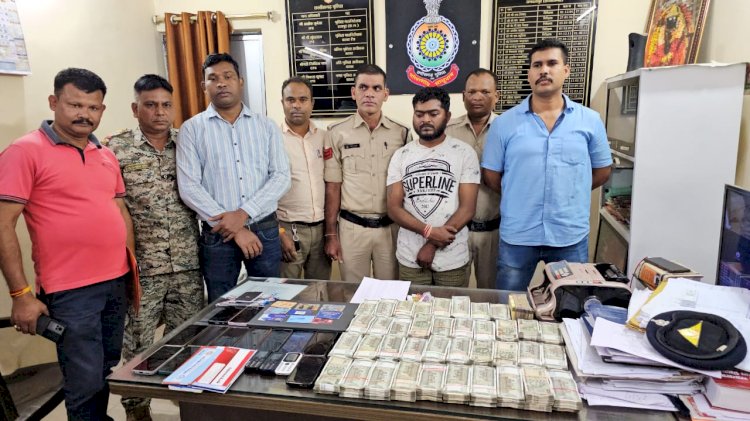 CG बस्तर क्षेत्र में सटोरियों पर अब तक की सबसे बड़ी कार्यवाही : आरोपियो के कब्जे से 38,63,200/- रूपये नगद बरामद... मौक से 01 लैपटाप, 10 मोबाईल, 15 नग सट्टा पर्ची व एटीएम कार्ड, बैंक पासबुक जप्त...