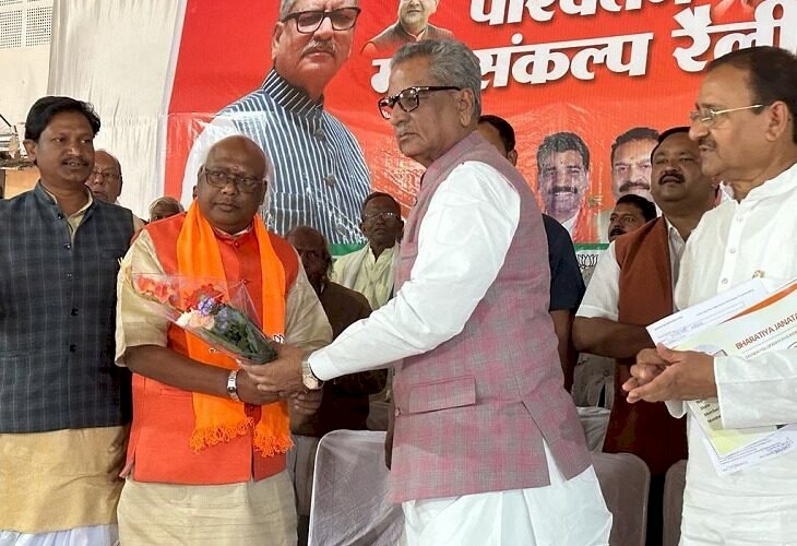 CG Political ब्रेकिंग : कांग्रेस को बड़ा झटका, भाजपा में शामिल हुए कांग्रेस विधायक चिंतामणि महाराज, इस दिग्गज के खिलाफ लड़ सकते हैं चुनाव....