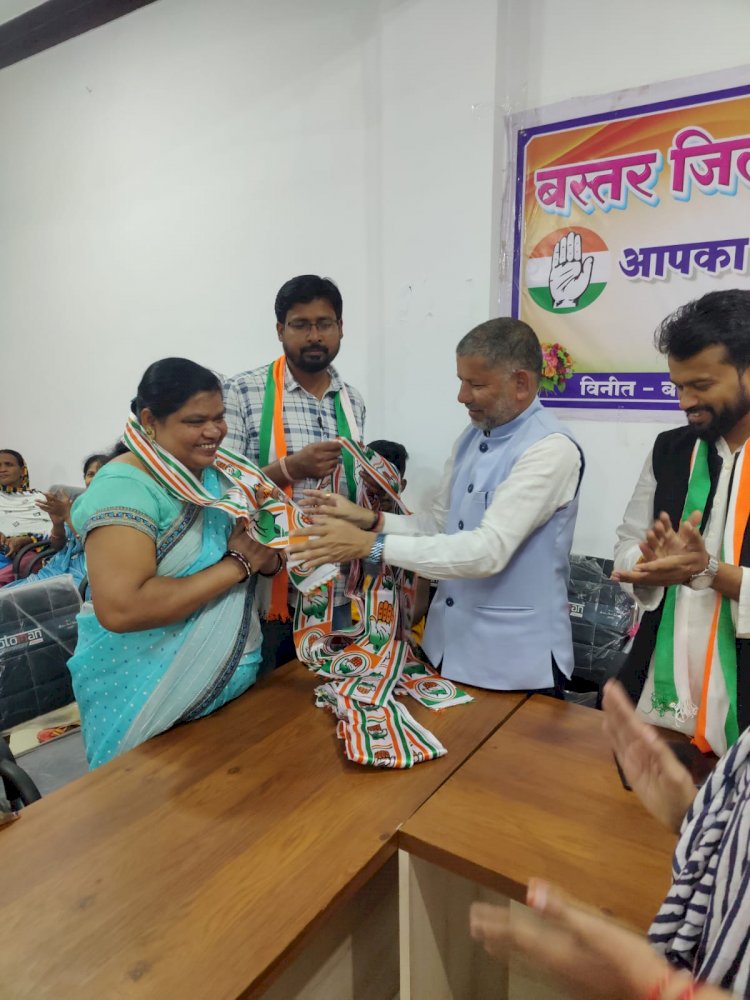 जिलाध्यक्ष सुशील मौर्य के समक्ष सैकड़ों महिलाओं ने किया कॉंग्रेस प्रवेश....