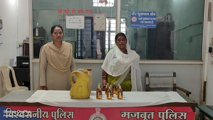CG ईतवारी बाजार में एक महिला अपने पास दो झोला में अवैध रूप से अंग्रेजी शराब बिक्री करने ले जा रही है... बताया जा रहा है कि आरोपिया के कब्जे से 11.800 लीटर शराब बरामद, अनुमानित कीमत 1900/- रूपये...