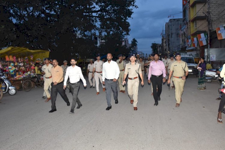 CG पुलिस उपमहानिरीक्षक एवं वरिष्ठ पुलिस अधीक्षक जितेंद्र सिंह मीना और कलेक्टर विजय दयाराम के. नेतृत्व में आज निकाला गया फ्लैग मार्च...