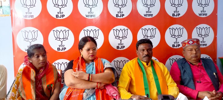 बीजेपी किसान मोर्चा की राष्ट्रीय मंत्री पिंकी शाह ने प्रेस कॉन्फ्रेंस कर के घोषणा पत्र से अवगत कराया..3100 रुपए में धान खरीदी,महिलाओं को 12 हजार, मजदूरों को देंगे 10 हजार...