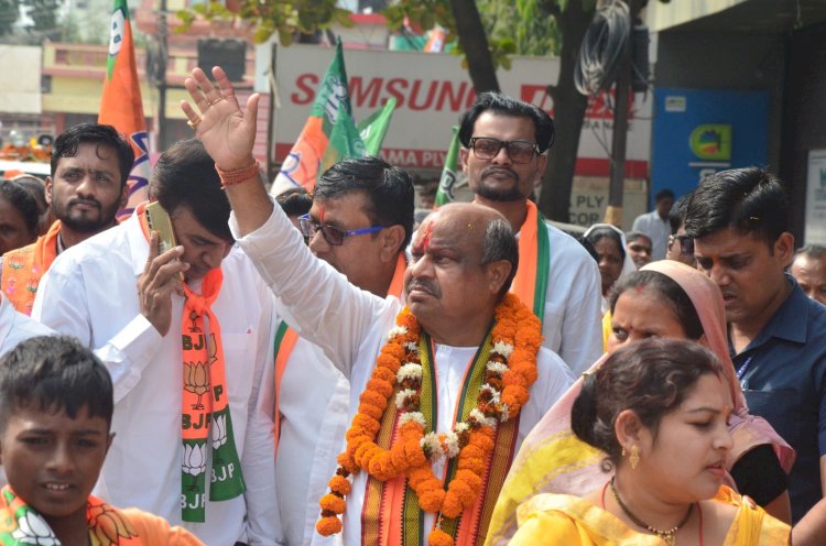 रायपुर उत्तर विधानसभा क्षेत्र के भाजपा प्रत्याशी पुरंदर मिश्रा ने जनता के बीच जाकर एक अलग ही अंदाज में धनतेरस की शुभकामनाएं दी…
