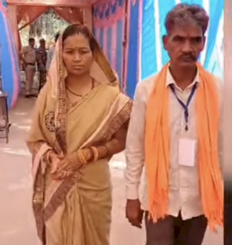 CG Assembly Elections 2023 : छत्तीसगढ़ के सबसे गरीब प्रत्याशी ने पत्नी के साथ किया मतदान,जनता से की ये अपील…
