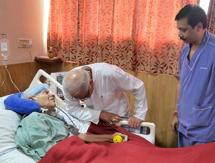 CG ब्रेकिंग : मुख्यमंत्री भूपेश बघेल के पिता की तबियत बिगड़ी,हास्पिटल में कराया गया भर्ती, पिता से मिलने पहुँचे मुख्यमंत्री......