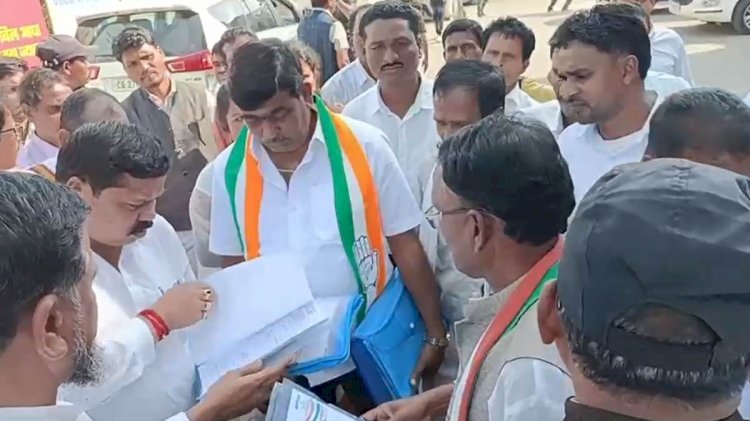CG Politics : कांग्रेस में बगावत, चुनाव के बाद जमकर हंगामा,विधायक ने समर्थकों के साथ लगाये नारे, इन्हें तत्काल हटाने की हो रही मांग...