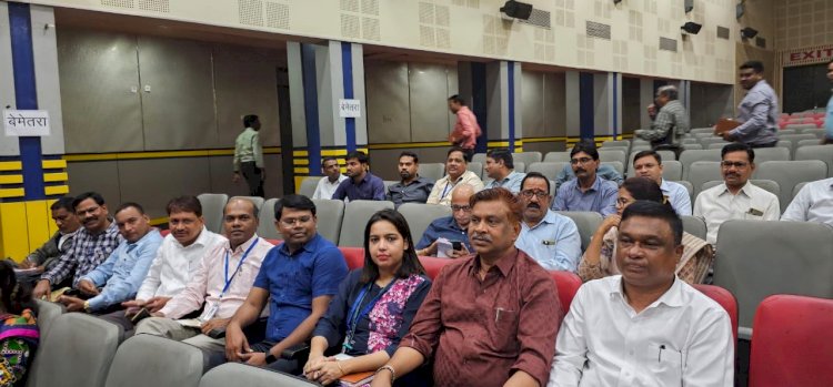 दुर्ग में मतगणना कार्य का प्रशिक्षण, बेमेतरा के अधिकारी हुए शामिल...संभाग स्तरीय प्रशिक्षकों द्वारा अधिकारियों को बतायी गई मतगणना की बारीकिया...मीडिया सेंटर में आवश्यक सुविधाएं रखने निर्देश