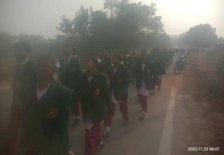 CG News : कलेक्टर से मिलने पैदल ही निकल पड़े छात्र-छात्राएं, 10 किलोमीटर का तय किया रास्ता, प्राचार्य से लेकर सहायक आयुक्त ने रोका फिर भी नहीं माने, जानिए क्या है मामला....