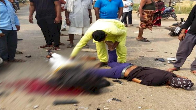 CG ACCIDENT ब्रेकिंग : तेज रफ्तार का कहर, बाइक और मोपेड में जोरदार भिड़ंत, दर्दनाक हादसे में 1 की मौके पर मौत, 4 की हालत गंभीर, खून से सनी सड़क....