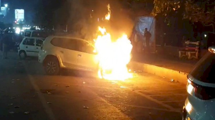 CG News : राजधानी के मरीन ड्राइव की पार्किंग में खड़ी कार बनी आग का गोला, अंदर बैठे थे दो बच्चे, इलाके में मचा हड़कंप.....