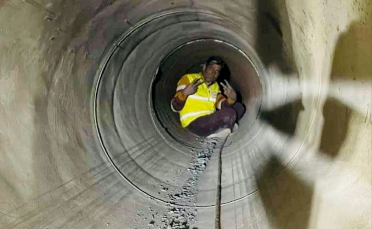 Uttarkashi Tunnel Rescue : भारतमाता की जयघोष के साथ सकुशल सुरंग से बाहर निकले 41 मजदूर,17 दिनों से जारी हैं रेस्क्यू ऑपरेशन,CM और जनरल वीके सिंह मुहाने पर मौजूद,देखे फोटो और वीडियो…